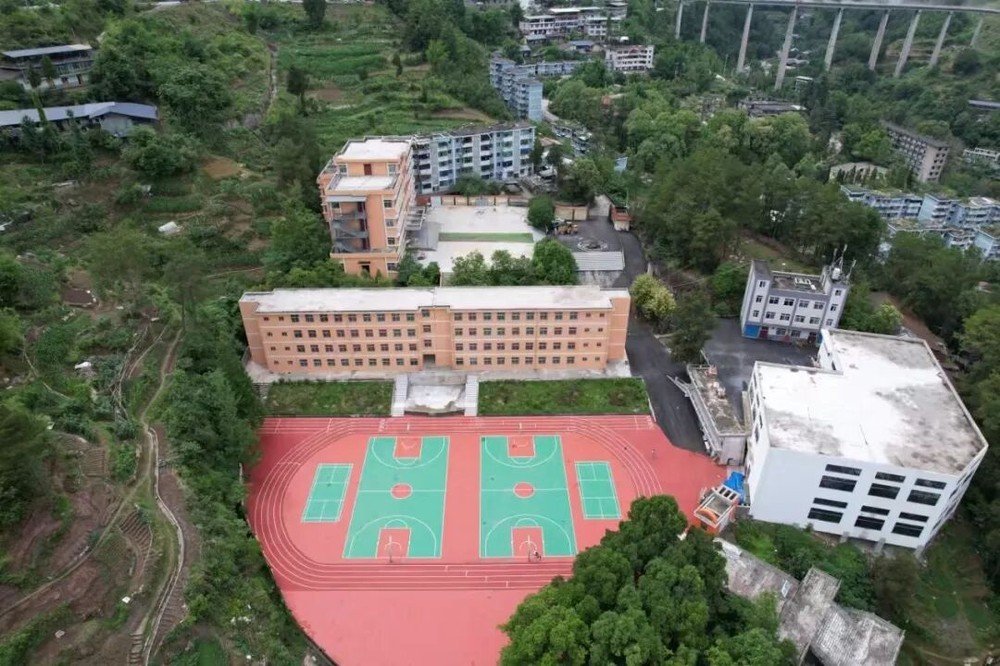 四川省南江县职业中学校园